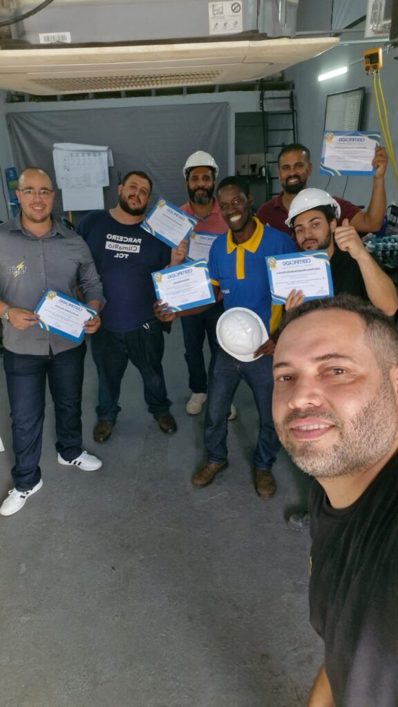 alunos-curso-ar-condicionado-vrf-em-ribeirao-preto-576x1024-1