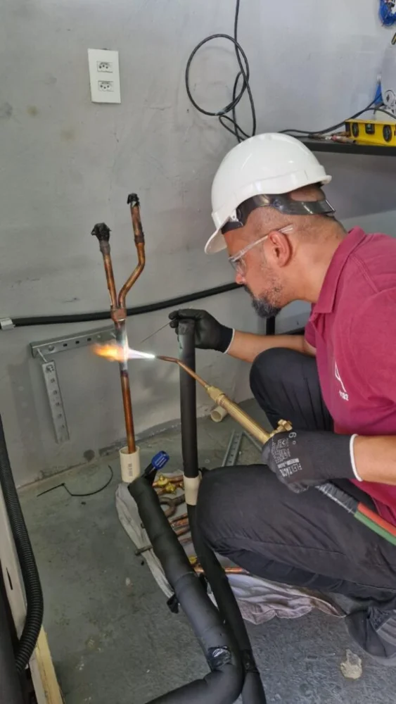 brasagem-no-curso-de-ar-condicionado-vrf-presencial-da-gela-rapido-576x1024-1