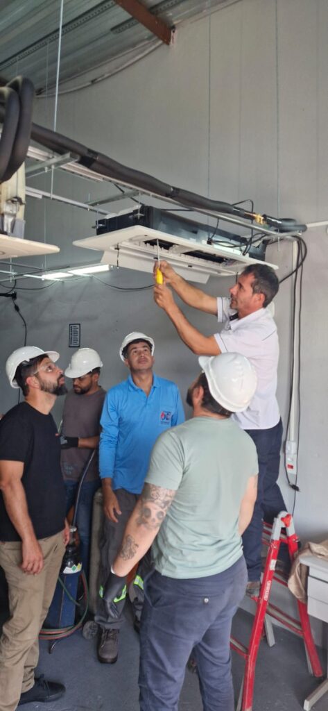 instalacao-de-ar-condicionado-cassete-1-via-no-curso-gela-rapido-473x1024-1