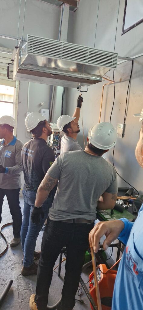 instalacao-de-ar-condicionado-duto-no-treinamento-gela-rapido-cursos-473x1024-1
