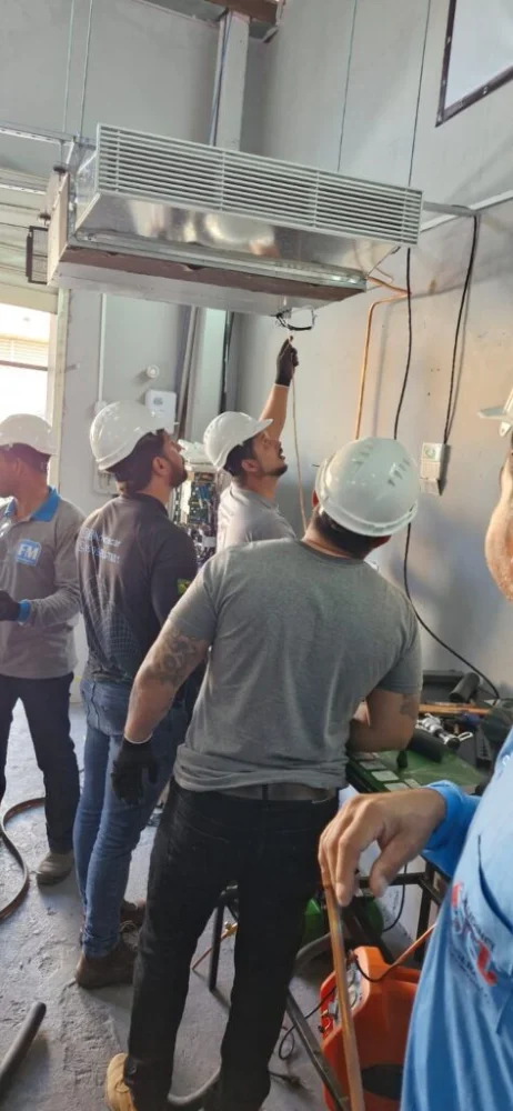 instalacao-de-ar-condicionado-duto-no-treinamento-gela-rapido-cursos-473x1024-1