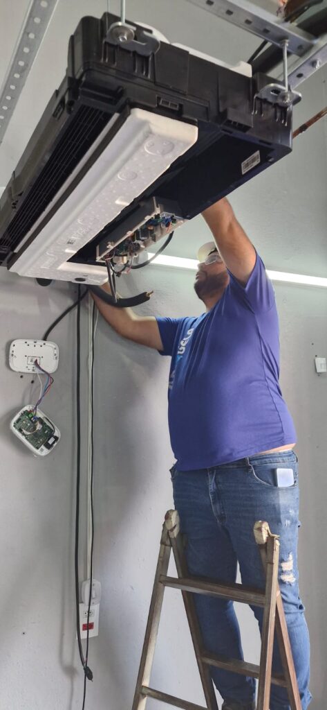 instalando-ar-condicionado-cassete-1-via-no-curso-pratico-473x1024-1