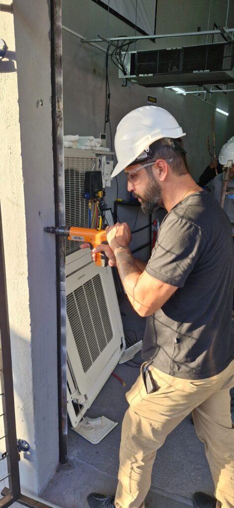 treinamento-pratico-ar-condicionado-vrf-473x1024-1