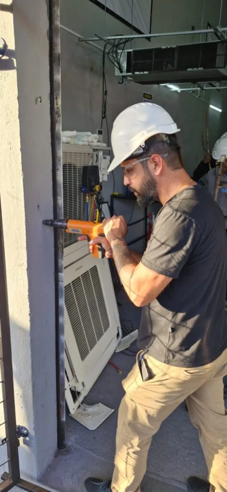 treinamento-pratico-ar-condicionado-vrf-473x1024-1